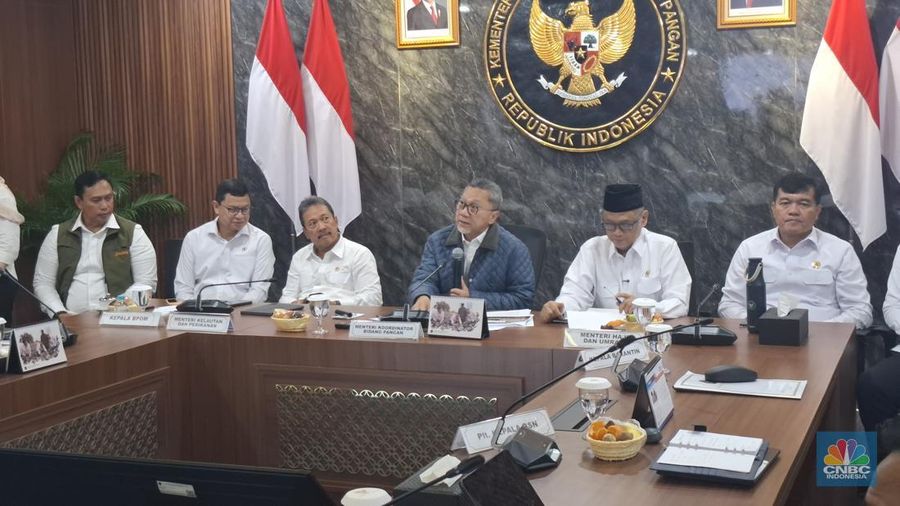 Menko Pangan Zulkifli Hasan dengan jajaran kementerian dan lembaga dalam rapat koordinasi terbatas (rakortas), Senin (10/2/2026). (CNBC Indonesia/Chandra Dwi Pranata)