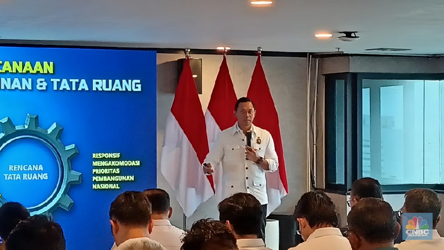 Menteri Koordinator Bidang Infrastruktur dan Pembangunan Kewilayahan Agus Harimurti Yudhoyono (AHY) dalam Town Hall Meeting di Kemenko Infrastruktur dan Pembangunan Kewilayahan Senin (9/2/2026). (CNBC Indonesia/Ferry Sandi)