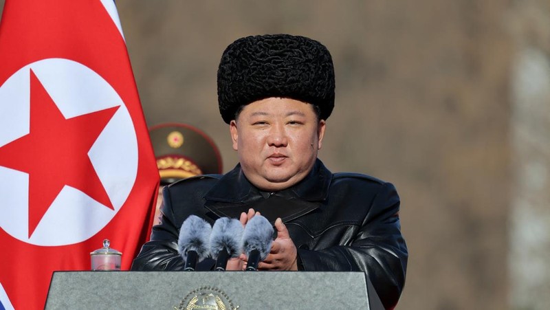 Pemimpin Korea Utara Kim Jong Un memberi hormat saat kunjungan ke Kementerian Pertahanan untuk memperingati ulang tahun ke-78 berdirinya angkatan bersenjata, di Pyongyang, Korea Utara, 8 Februari 2026, dalam foto yang dirilis oleh Kantor Berita Pusat Korea (KCNA) resmi Korea Utara. (KCNA via REUTERS)