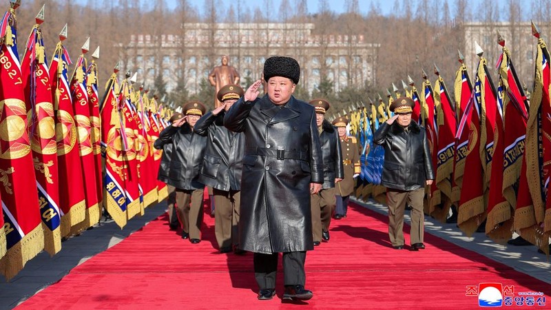 Pemimpin Korea Utara Kim Jong Un memberi hormat saat kunjungan ke Kementerian Pertahanan untuk memperingati ulang tahun ke-78 berdirinya angkatan bersenjata, di Pyongyang, Korea Utara, 8 Februari 2026, dalam foto yang dirilis oleh Kantor Berita Pusat Korea (KCNA) resmi Korea Utara. (KCNA via REUTERS)