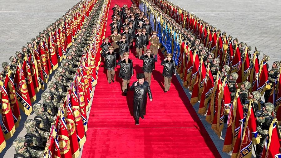 Pemimpin Korea Utara Kim Jong Un memberi hormat saat kunjungan ke Kementerian Pertahanan untuk memperingati ulang tahun ke-78 berdirinya angkatan bersenjata, di Pyongyang, Korea Utara, 8 Februari 2026, dalam foto yang dirilis oleh Kantor Berita Pusat Korea (KCNA) resmi Korea Utara. (KCNA via REUTERS)