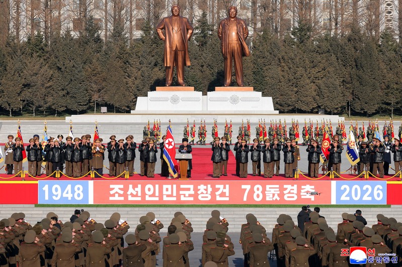 Pemimpin Korea Utara Kim Jong Un memberi hormat saat kunjungan ke Kementerian Pertahanan untuk memperingati ulang tahun ke-78 berdirinya angkatan bersenjata, di Pyongyang, Korea Utara, 8 Februari 2026, dalam foto yang dirilis oleh Kantor Berita Pusat Korea (KCNA) resmi Korea Utara. (KCNA via REUTERS)