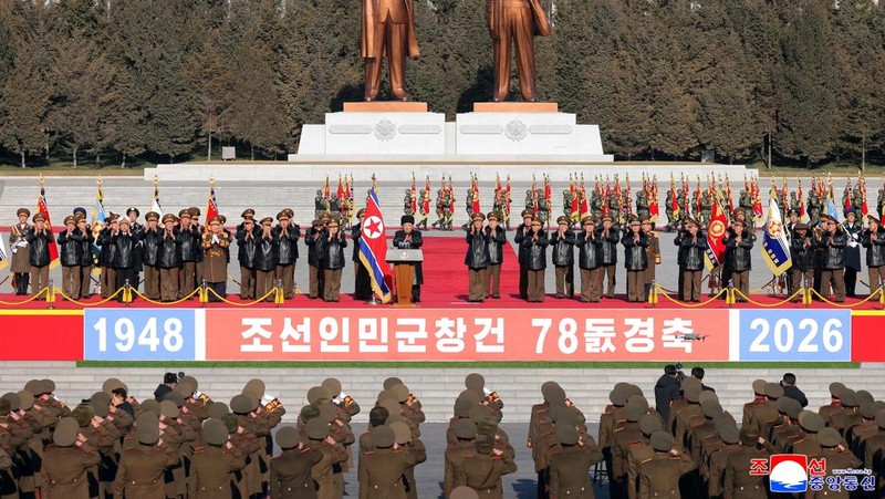 Pemimpin Korea Utara Kim Jong Un memberi hormat saat kunjungan ke Kementerian Pertahanan untuk memperingati ulang tahun ke-78 berdirinya angkatan bersenjata, di Pyongyang, Korea Utara, 8 Februari 2026, dalam foto yang dirilis oleh Kantor Berita Pusat Korea (KCNA) resmi Korea Utara. (KCNA via REUTERS)