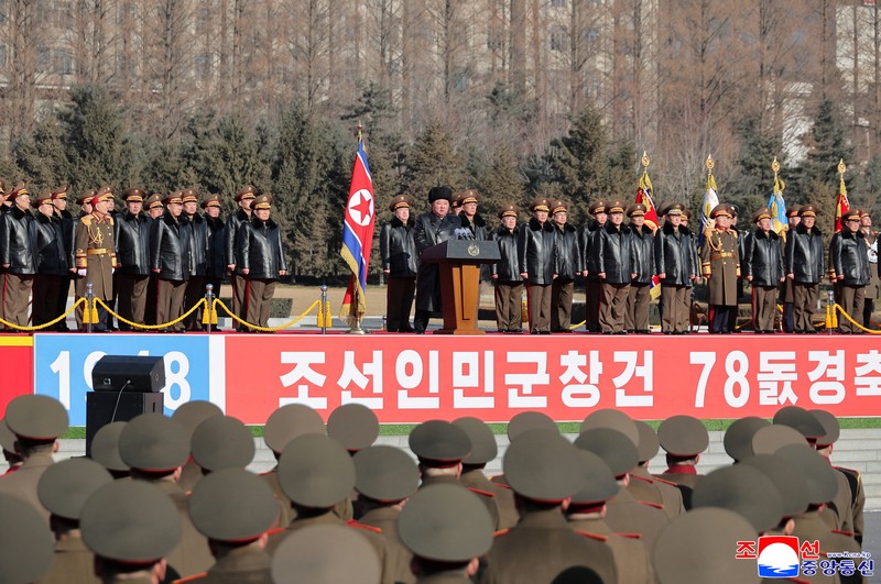 Pemimpin Korea Utara Kim Jong Un memberi hormat saat kunjungan ke Kementerian Pertahanan untuk memperingati ulang tahun ke-78 berdirinya angkatan bersenjata, di Pyongyang, Korea Utara, 8 Februari 2026, dalam foto yang dirilis oleh Kantor Berita Pusat Korea (KCNA) resmi Korea Utara. (KCNA via REUTERS)