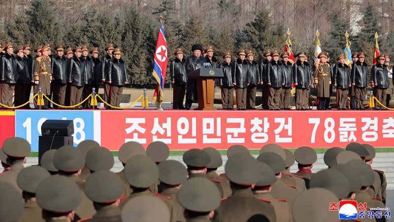 Pemimpin Korea Utara Kim Jong Un memberi hormat saat kunjungan ke Kementerian Pertahanan untuk memperingati ulang tahun ke-78 berdirinya angkatan bersenjata, di Pyongyang, Korea Utara, 8 Februari 2026, dalam foto yang dirilis oleh Kantor Berita Pusat Korea (KCNA) resmi Korea Utara. (KCNA via REUTERS)