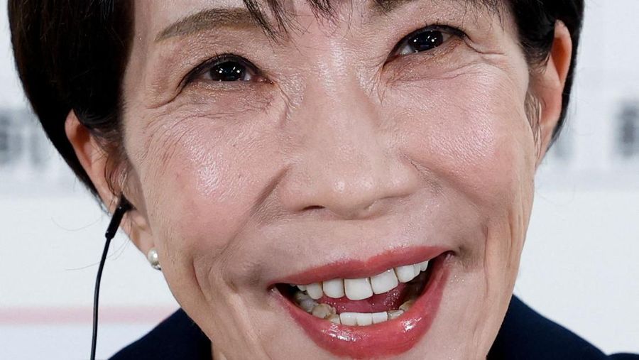 Perdana Menteri Jepang Sanae Takaichi, pemimpin Partai Demokrat Liberal (LDP) yang berkuasa, di samping Sekretaris Jenderal LDP Shunichi Suzuki dan Kepala Strategi Pemilu LDP Keiji Furuya, meletakkan bunga mawar kertas merah di atas nama kandidat terpilih di markas besar LDP pada hari pemilihan umum di Tokyo, Jepang, 8 Februari 2026. (REUTERS/Kim Kyung-Hoon/Pool)