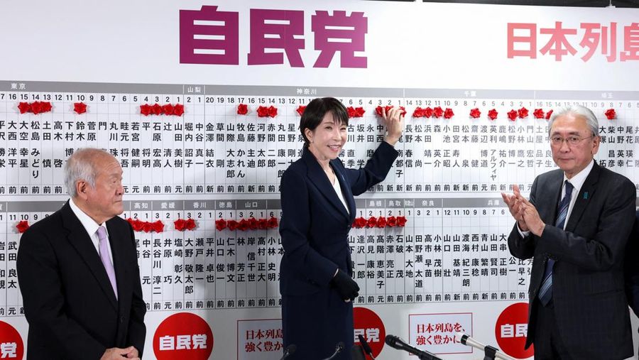 Perdana Menteri Jepang Sanae Takaichi, pemimpin Partai Demokrat Liberal (LDP) yang berkuasa, di samping Sekretaris Jenderal LDP Shunichi Suzuki dan Kepala Strategi Pemilu LDP Keiji Furuya, meletakkan bunga mawar kertas merah di atas nama kandidat terpilih di markas besar LDP pada hari pemilihan umum di Tokyo, Jepang, 8 Februari 2026. (REUTERS/Kim Kyung-Hoon/Pool)