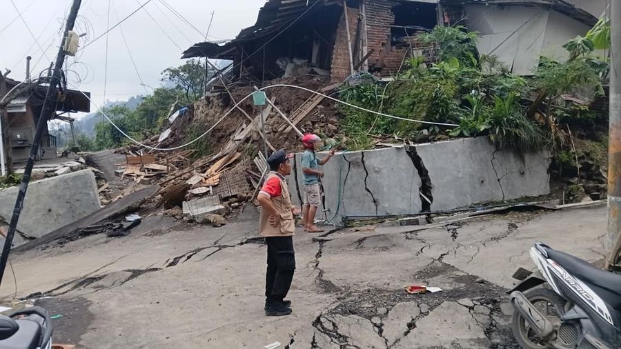 Personil BNPB melakukan asesmen di wilayah terdampak pergerakan tanah di Desa Padasari, Kecamatan Jatinegara, Kabupaten Tegal pada Minggu (8/2/2026). (Dok. BNPB)
