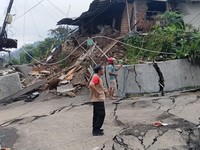 Penampakan Jalanan Pecah-Rumah Rusak Dihantam Musibah Pergerakan Tanah