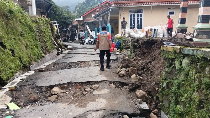 Personil BNPB melakukan asesmen di wilayah terdampak pergerakan tanah di Desa Padasari, Kecamatan Jatinegara, Kabupaten Tegal pada Minggu (8/2/2026). (Dok. BNPB)
