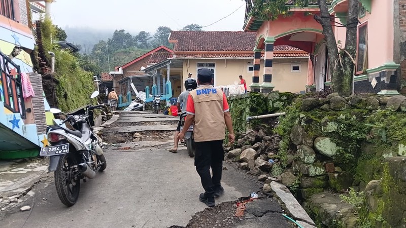 Personil BNPB melakukan asesmen di wilayah terdampak pergerakan tanah di Desa Padasari, Kecamatan Jatinegara, Kabupaten Tegal pada Minggu (8/2/2026). (Dok. BNPB)