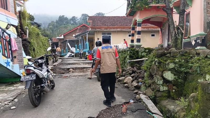 Personil BNPB melakukan asesmen di wilayah terdampak pergerakan tanah di Desa Padasari, Kecamatan Jatinegara, Kabupaten Tegal pada Minggu (8/2/2026). (Dok. BNPB)