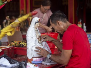 Toleransi di Balik Ritual Patung Dewa Mandi Kembang Indramayu