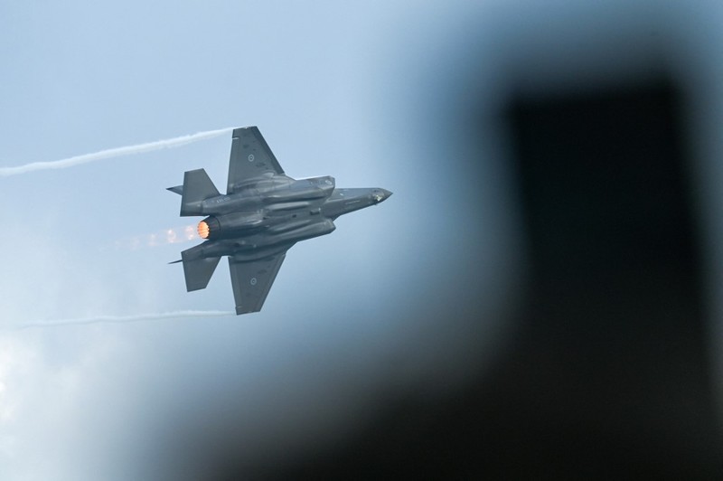 Sebuah jet tempur F-35 Angkatan Udara Kerajaan Australia berpartisipasi dalam pertunjukan udara pratinjau media menjelang Singapore Airshow di Singapura pada 1 Februari 2026. (Photo by Roslan RAHMAN / AFP)