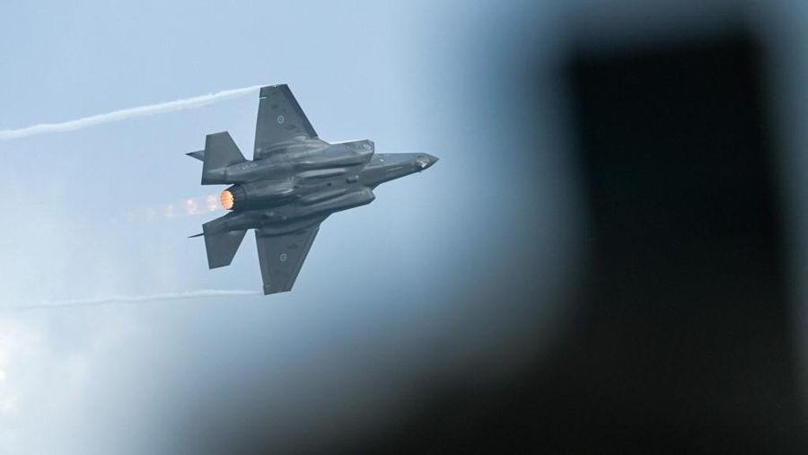 Sebuah jet tempur F-35 Angkatan Udara Kerajaan Australia berpartisipasi dalam pertunjukan udara pratinjau media menjelang Singapore Airshow di Singapura pada 1 Februari 2026. (Photo by Roslan RAHMAN / AFP)