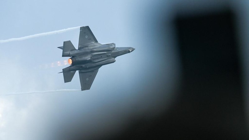 Sebuah jet tempur F-35 Angkatan Udara Kerajaan Australia berpartisipasi dalam pertunjukan udara pratinjau media menjelang Singapore Airshow di Singapura pada 1 Februari 2026. (Photo by Roslan RAHMAN / AFP)