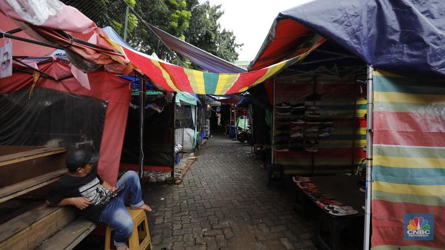 Sejumlah lapak kios sementara yang berjejer di pinggir Jalan Kyai Maja, Taman Puring, Kebayoran Baru, Jakarta Selatan, Senin (9/2/2026). (CNBC Indonesi/Tri Susilo)