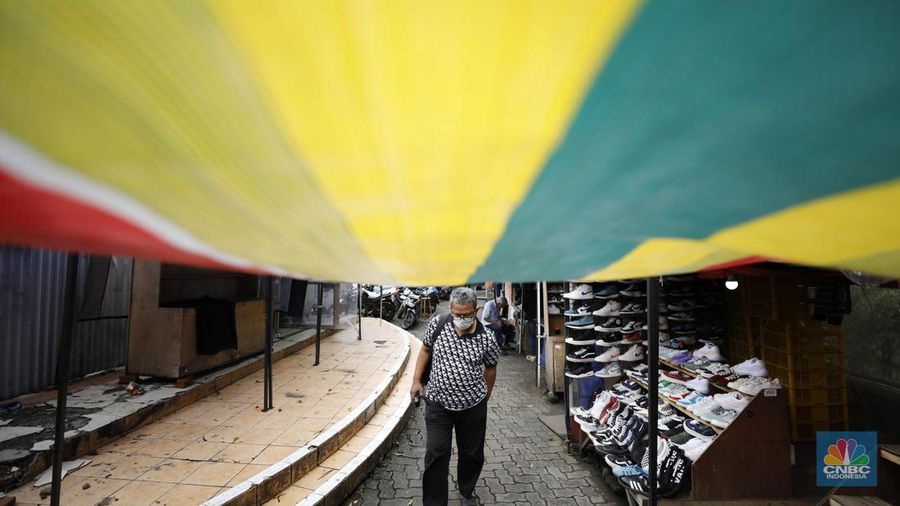 Sejumlah lapak kios sementara yang berjejer di pinggir Jalan Kyai Maja, Taman Puring, Kebayoran Baru, Jakarta Selatan, Senin (9/2/2026). (CNBC Indonesi/Tri Susilo)