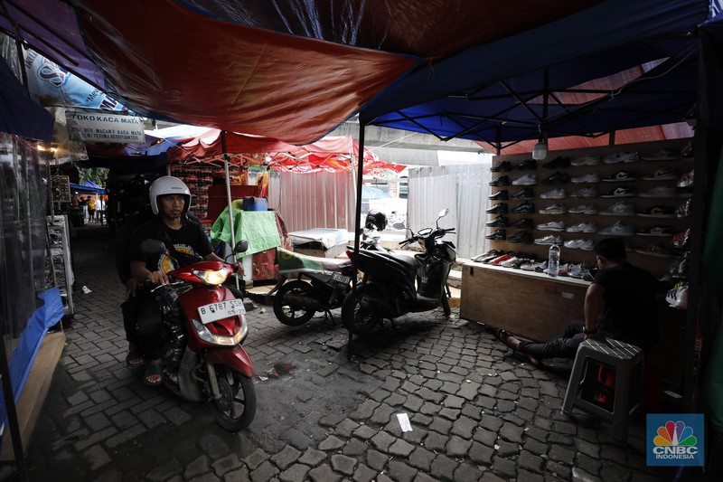 Sejumlah lapak kios sementara yang berjejer di pinggir Jalan Kyai Maja, Taman Puring, Kebayoran Baru, Jakarta Selatan, Senin (9/2/2026). (CNBC Indonesi/Tri Susilo)