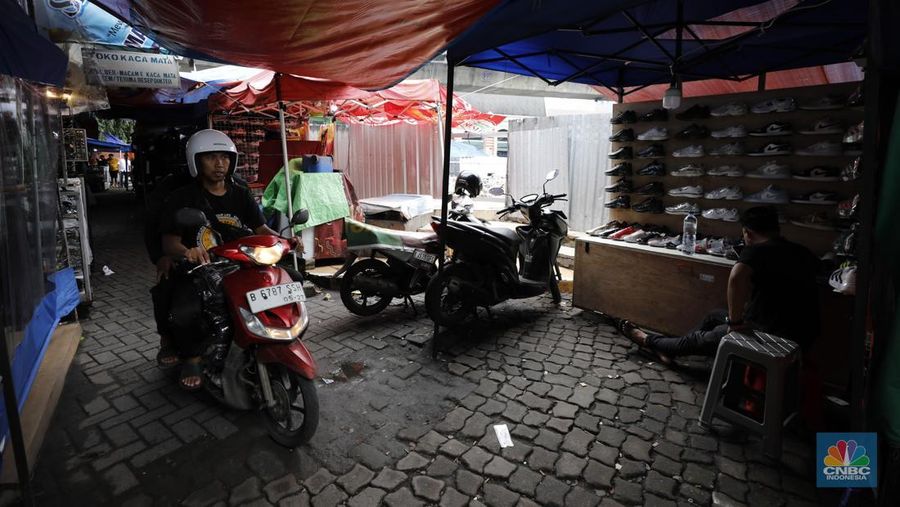 Sejumlah lapak kios sementara yang berjejer di pinggir Jalan Kyai Maja, Taman Puring, Kebayoran Baru, Jakarta Selatan, Senin (9/2/2026). (CNBC Indonesi/Tri Susilo)