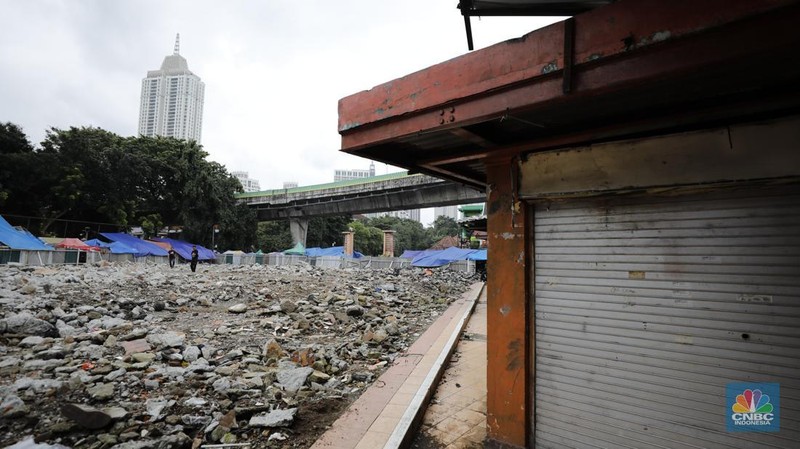 Sejumlah lapak kios sementara yang berjejer di pinggir Jalan Kyai Maja, Taman Puring, Kebayoran Baru, Jakarta Selatan, Senin (9/2/2026). (CNBC Indonesi/Tri Susilo)