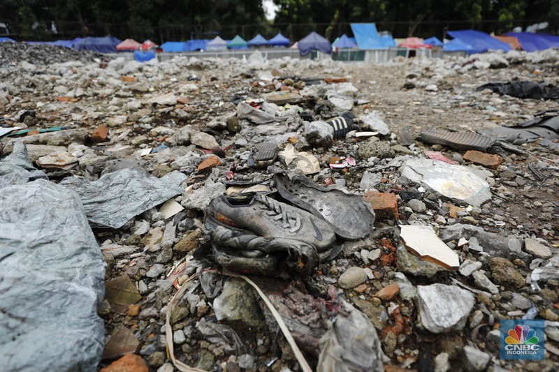 Sejumlah lapak kios sementara yang berjejer di pinggir Jalan Kyai Maja, Taman Puring, Kebayoran Baru, Jakarta Selatan, Senin (9/2/2026). (CNBC Indonesi/Tri Susilo)