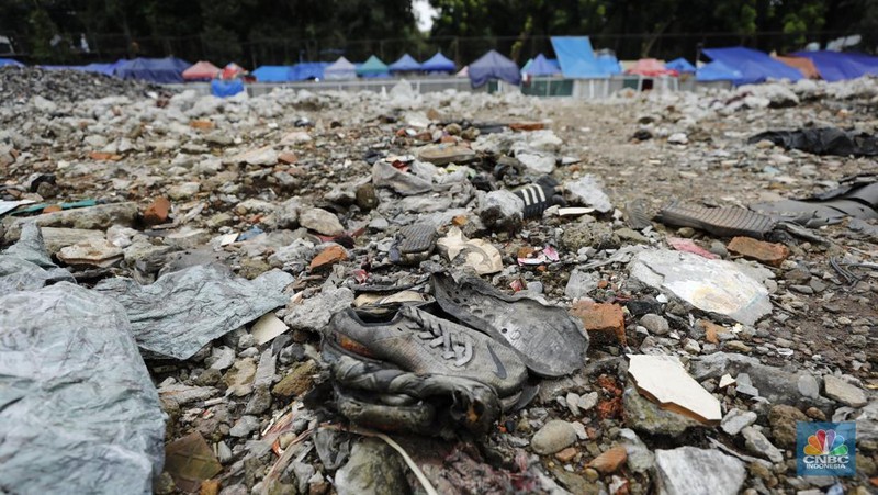 Sejumlah lapak kios sementara yang berjejer di pinggir Jalan Kyai Maja, Taman Puring, Kebayoran Baru, Jakarta Selatan, Senin (9/2/2026). (CNBC Indonesi/Tri Susilo)