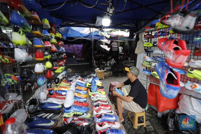 Sejumlah lapak kios sementara yang berjejer di pinggir Jalan Kyai Maja, Taman Puring, Kebayoran Baru, Jakarta Selatan, Senin (9/2/2026). (CNBC Indonesi/Tri Susilo)