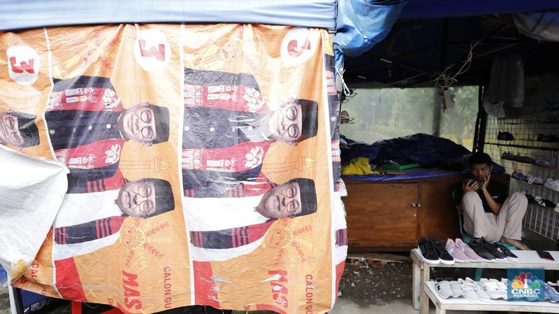 Sejumlah lapak kios sementara yang berjejer di pinggir Jalan Kyai Maja, Taman Puring, Kebayoran Baru, Jakarta Selatan, Senin (9/2/2026). (CNBC Indonesi/Tri Susilo)