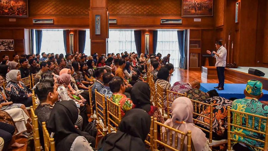 Sekretaris Kabinet Teddy Indra Wijaya menyapa para alumni penerima Beasiswa Lembaga Pengelola Dana Pendidikan (LPDP) RI yang tergabung dalam Mata Garuda Sabtu, (7/2/2026). (Instagram/sekretariat.kabinet)