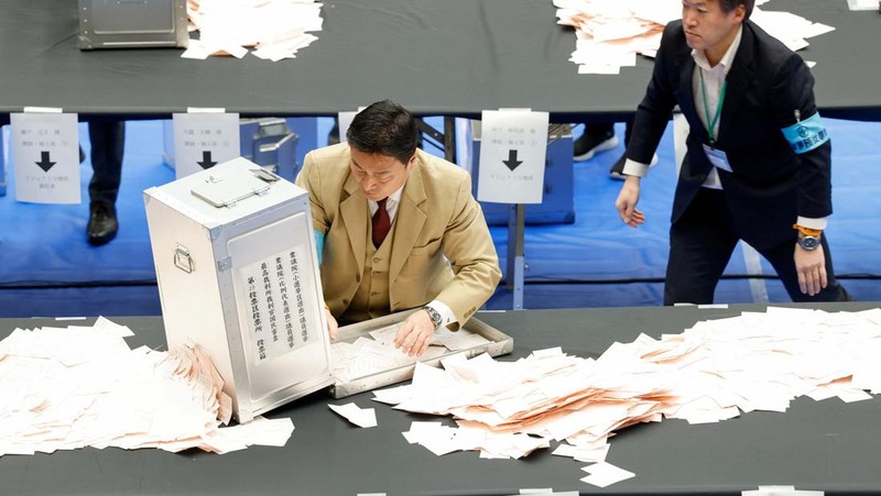 Perdana Menteri Jepang Sanae Takaichi, pemimpin Partai Demokrat Liberal (LDP) yang berkuasa, di samping Sekretaris Jenderal LDP Shunichi Suzuki dan Kepala Strategi Pemilu LDP Keiji Furuya, meletakkan bunga mawar kertas merah di atas nama kandidat terpilih di markas besar LDP pada hari pemilihan umum di Tokyo, Jepang, 8 Februari 2026. (REUTERS/Kim Kyung-Hoon/Pool)