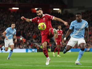 Liverpool Dilibas Man City, Arne Slot: Guehi Mestinya Dikartu Merah