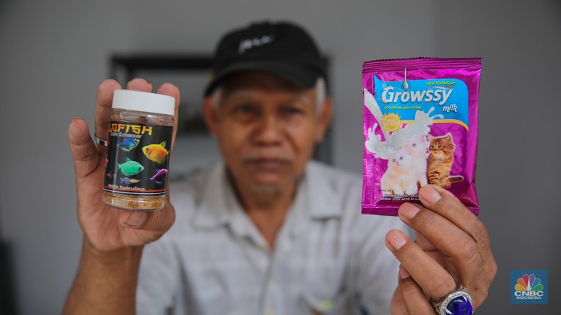Suasana aktivitas jual-beli di Sentra Fauna dan Kuliner Lenteng Agung, Jakarta, Senin (9/2/2026). (CNBC Indonesia/Faisal Rahman)