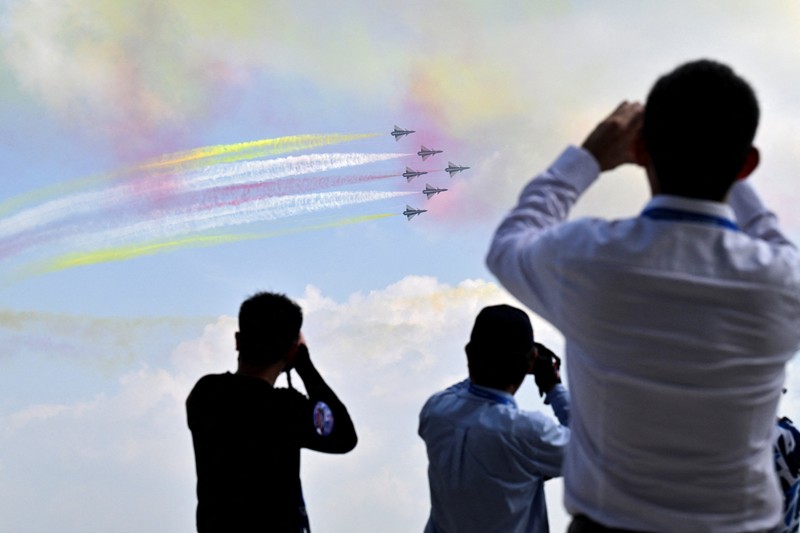 Sebuah jet tempur F-35 Angkatan Udara Kerajaan Australia berpartisipasi dalam pertunjukan udara pratinjau media menjelang Singapore Airshow di Singapura pada 1 Februari 2026. (Photo by Roslan RAHMAN / AFP)