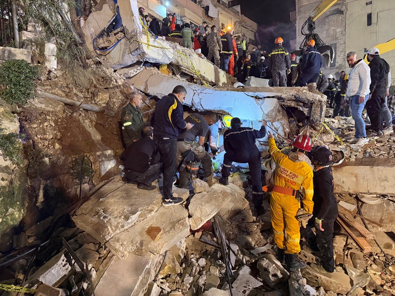 Tim penyelamat mencari korban selamat setelah sebuah bangunan runtuh di Tripoli, Lebanon, 8 Februari 2026. (REUTERS/Omar Ibrahim)