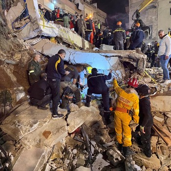 2 Apartemen Tua Berpenghuni Roboh Bersamaan, Tewaskan 9 Orang