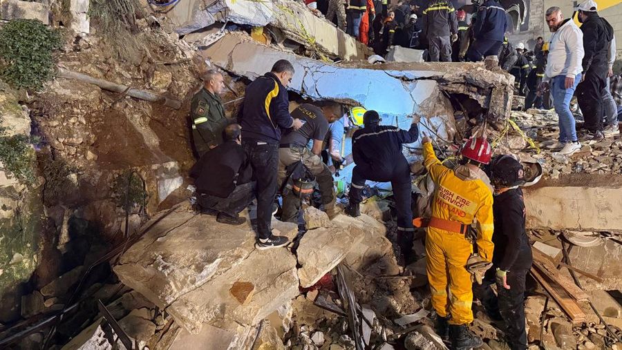 Tim penyelamat mencari korban selamat setelah sebuah bangunan runtuh di Tripoli, Lebanon, 8 Februari 2026. (REUTERS/Omar Ibrahim)