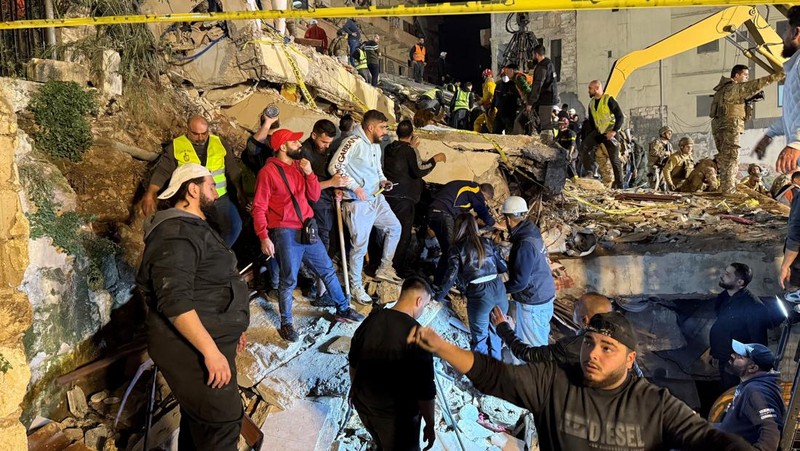 Tim penyelamat mencari korban selamat setelah sebuah bangunan runtuh di Tripoli, Lebanon, 8 Februari 2026. (REUTERS/Omar Ibrahim)