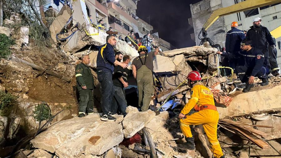 Tim penyelamat mencari korban selamat setelah sebuah bangunan runtuh di Tripoli, Lebanon, 8 Februari 2026. (REUTERS/Omar Ibrahim)