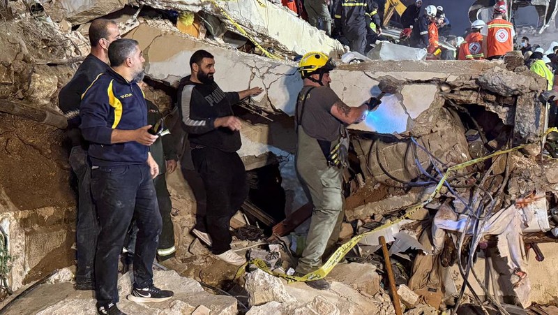 Tim penyelamat mencari korban selamat setelah sebuah bangunan runtuh di Tripoli, Lebanon, 8 Februari 2026. (REUTERS/Omar Ibrahim)