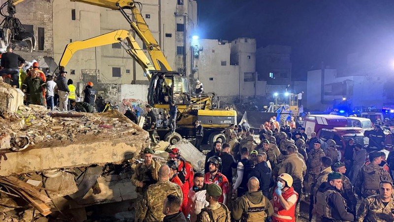 Tim penyelamat mencari korban selamat setelah sebuah bangunan runtuh di Tripoli, Lebanon, 8 Februari 2026. (REUTERS/Omar Ibrahim)