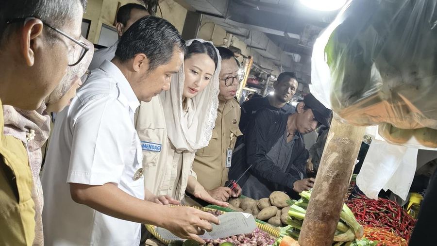 Wakil Menteri Perdagangan (Wamendag) Dyah Roro Esti Widya Putri saat meninjau langsung Pasar Cisalak, Depok, Jawa Barat, Senin (9/2/2026). (Dok. Huma Kemendag).