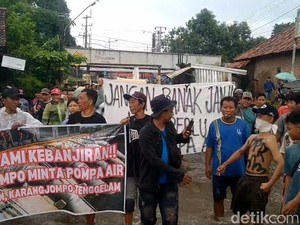 Kesal 3 Pekan Kebanjiran, Warga Tirto Pekalongan Demo di Kantor Kecamatan