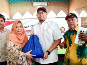 Andre Rosiade Bagikan Sembako di Perumnas Indarung, Warga Sampaikan Harapan