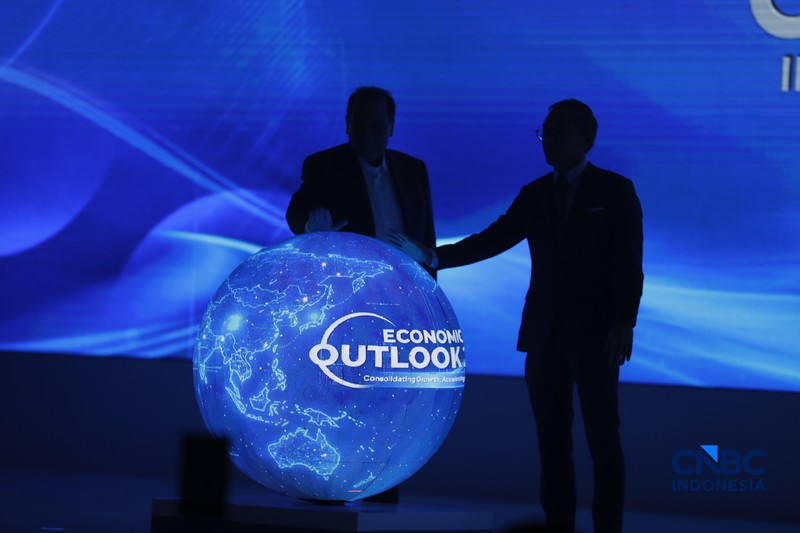Chairman &amp; Founder CT Corp Chairul Tanjung bersama CEO CNBC Indonesia Wahyu Daniel saat meresmikan pergantian logo CNBC Indonesia di sela acara Economic Outlook 2026 bertema &ldquo;Consolidating Growth, Accelerating the Transformation&rdquo; di Hotel Indonesia Kempinski, Jakarta, Selasa (10/2/2026). (CNBC Indonesia/Faisal Rahman)