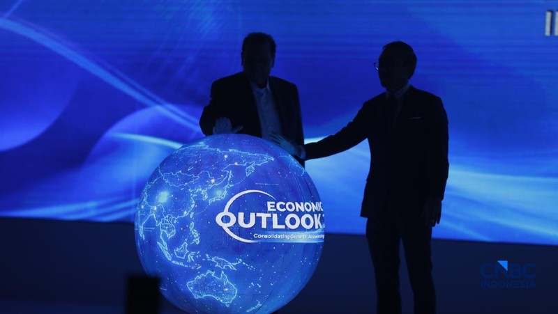 Chairman & Founder CT Corp Chairul Tanjung bersama CEO CNBC Indonesia Wahyu Daniel saat meresmikan pergantian logo CNBC Indonesia di sela acara Economic Outlook 2026 bertema &ldquo;Consolidating Growth, Accelerating the Transformation&rdquo; di Hotel Indonesia Kempinski, Jakarta, Selasa (10/2/2026). (CNBC Indonesia/Faisal Rahman)