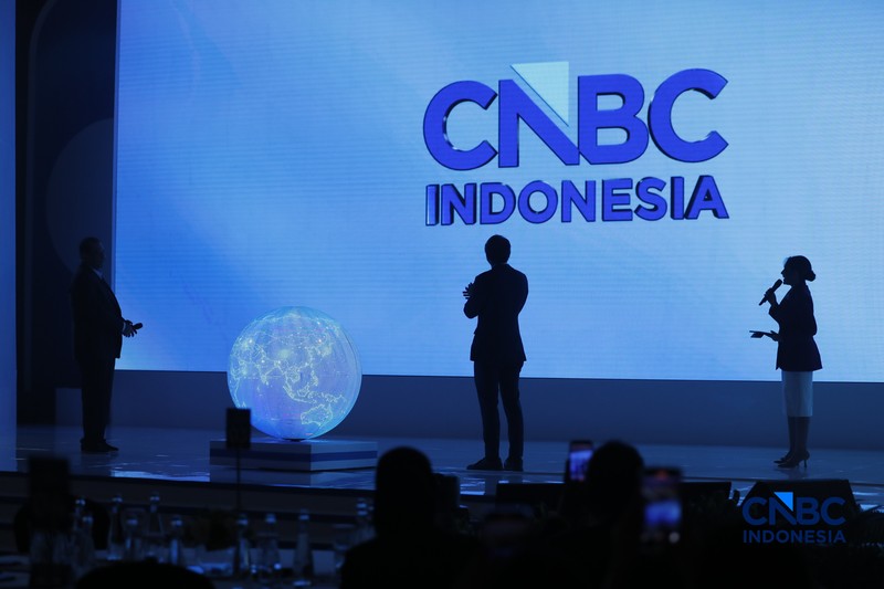 Chairman &amp; Founder CT Corp Chairul Tanjung bersama CEO CNBC Indonesia Wahyu Daniel saat meresmikan pergantian logo CNBC Indonesia di sela acara Economic Outlook 2026 bertema &ldquo;Consolidating Growth, Accelerating the Transformation&rdquo; di Hotel Indonesia Kempinski, Jakarta, Selasa (10/2/2026). (CNBC Indonesia/Faisal Rahman)