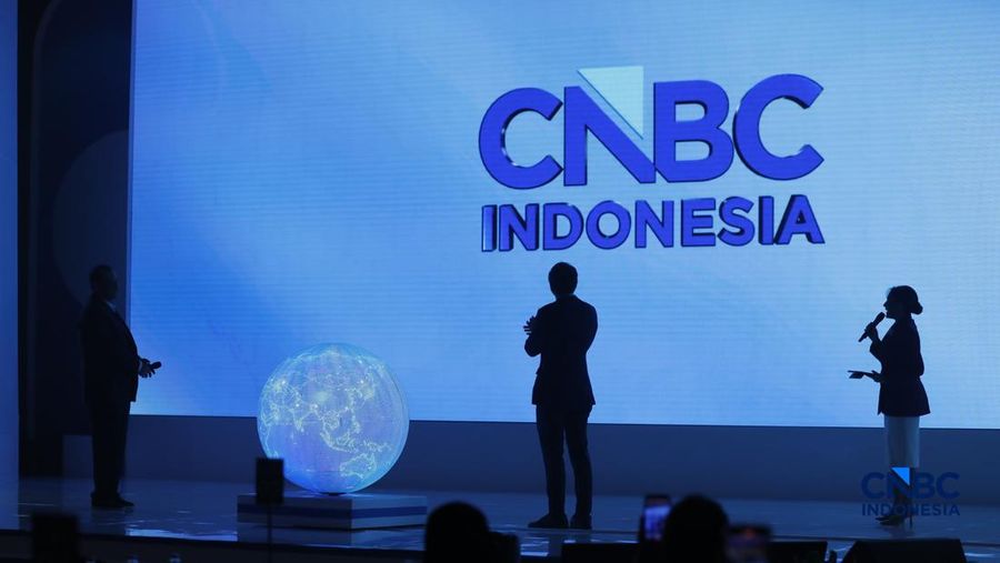 Chairman & Founder CT Corp Chairul Tanjung bersama CEO CNBC Indonesia Wahyu Daniel saat meresmikan pergantian logo CNBC Indonesia di sela acara Economic Outlook 2026 bertema &ldquo;Consolidating Growth, Accelerating the Transformation&rdquo; di Hotel Indonesia Kempinski, Jakarta, Selasa (10/2/2026). (CNBC Indonesia/Faisal Rahman)