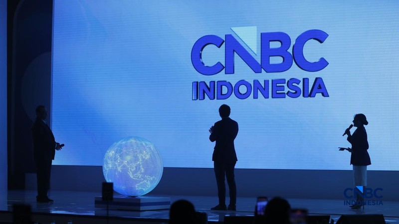 Chairman & Founder CT Corp Chairul Tanjung bersama CEO CNBC Indonesia Wahyu Daniel saat meresmikan pergantian logo CNBC Indonesia di sela acara Economic Outlook 2026 bertema &ldquo;Consolidating Growth, Accelerating the Transformation&rdquo; di Hotel Indonesia Kempinski, Jakarta, Selasa (10/2/2026). (CNBC Indonesia/Faisal Rahman)