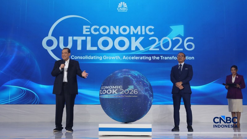 Chairman &amp; Founder CT Corp Chairul Tanjung bersama CEO CNBC Indonesia Wahyu Daniel saat meresmikan pergantian logo CNBC Indonesia di sela acara Economic Outlook 2026 bertema &ldquo;Consolidating Growth, Accelerating the Transformation&rdquo; di Hotel Indonesia Kempinski, Jakarta, Selasa (10/2/2026). (CNBC Indonesia/Faisal Rahman)